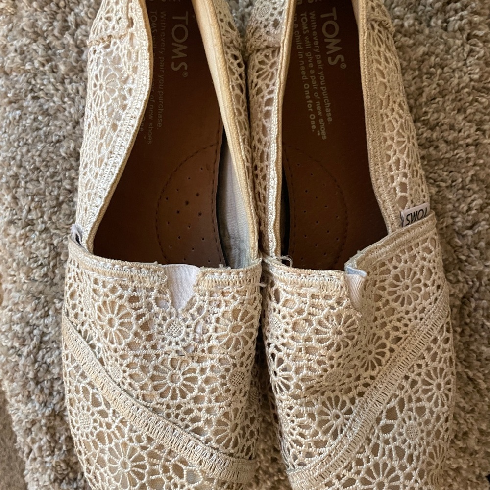 TOMS Women's Beige Floral Lace Loafers